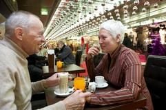 Kauflustige Senioren: Ein älteres Paar sitzt in Berlin im Café eines Einkaufszentrums. (Foto: dpa)