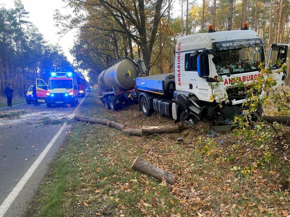 Ein 44-jähriger Lkw-Fahrer ist in der Annaburger Straße von Jessen stadtauswärts verunglückt.