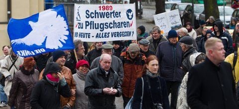 Teilnehmer des Ostermarsches in Magdeburg tragen am Samstag ein Transparent mit der Aufschrift «1989 Schwerter zu Pflugscharen und heute - alles vergessen?». (FOTO: DPA)