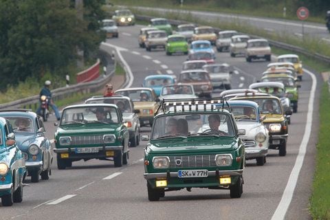 Wartburg-Autos fahren auf der Bundesstraße 84 bei Eisenach in einem Autokorso.