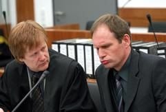 Der Angeklagte Armin Meiwes (r.) sitzt am Montag (15.12.2003) im Kasseler Landgericht vor Beginn des vierten Prozesstags neben seinem Anwalt Harald Ermel. (Foto: dpa)