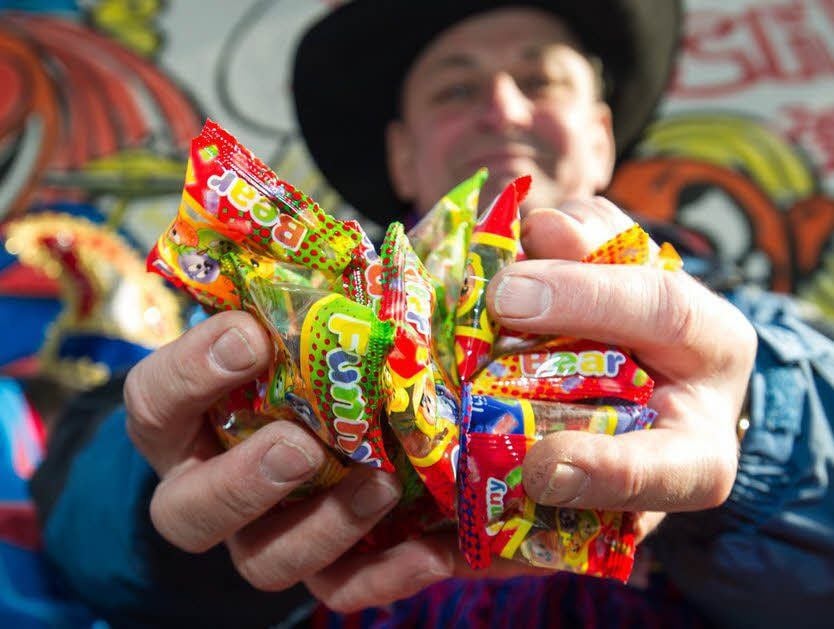 Alle Hände voll zu tun: Auch beim Rosenmontagsumzug in Halle brachten die Karnevalisten wieder viele Süßigkeiten unters Volk.