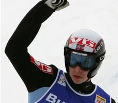 Der Norweger Lars Bystöl jubelt am Mittwoch (04.01.2006) in Österreich bei der 54. Vierschanzentournee an der Bergisel-Schanze in Innsbruck über seinen Sieg. Bystöl siegte mit 264,7 Punkten für Sprünge von 127 und 129,5 Metern vor Janda. (Foto: dpa)