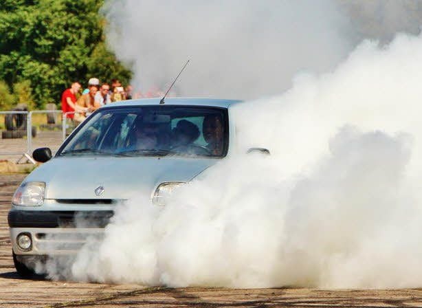 So viel Qualm muss sein - beim Burn-out-Battle. Der Trabant-Pick-up von Steffen Ebert (2.v.r.) war ein Hingucker.