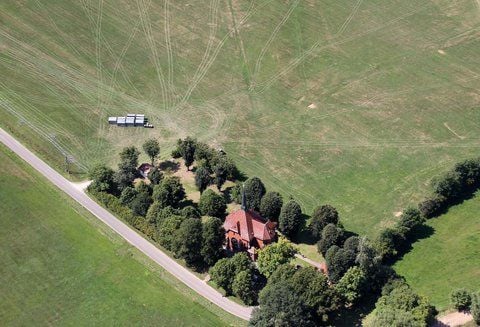 Blick auf das Pilgerfeld an der Wallfahrtskapelle Etzelsbach (Landkreis Eichsfeld). (FOTO: DPA)