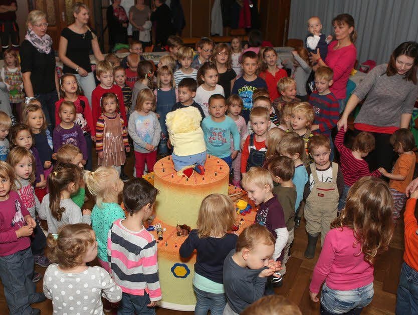 Zum Auftakt der Geburtstagsparty im Gasthaus Lorbeer versammelten sich Kinder und Erzieher rund um eine riesige Torte.