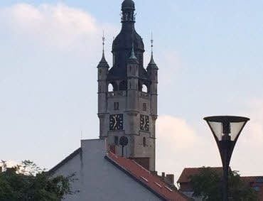 Ein Blitz hat die Rathausuhr in Dessau zum Stehen gebracht.