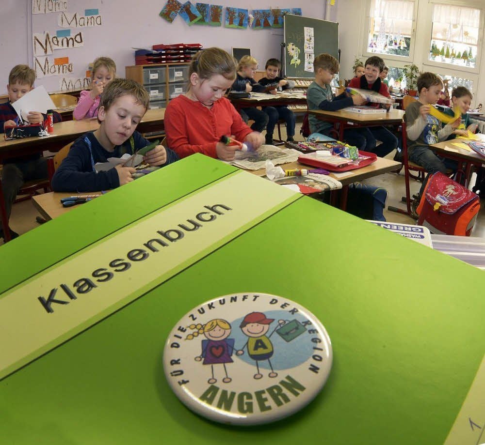 Erst- und Zweitklässler aus Angern basteln im Unterricht. Die Zukunft ihrer Schule ist bedroht.