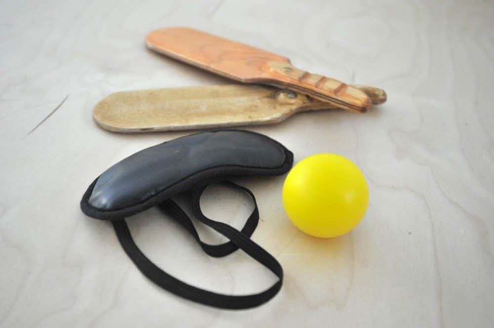 Die nötigen Utensilien: Schläger, Ball, Maske.