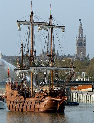 Ein Nachbau des historischen Segelschiffs «Andalucia» verlässt am 21. März den Hafen von Sevilla und nimmt Kurs auf China. Dort wird es im Juni zur Expo 2010 in Shanghai erwartet (FOTO: DPA)