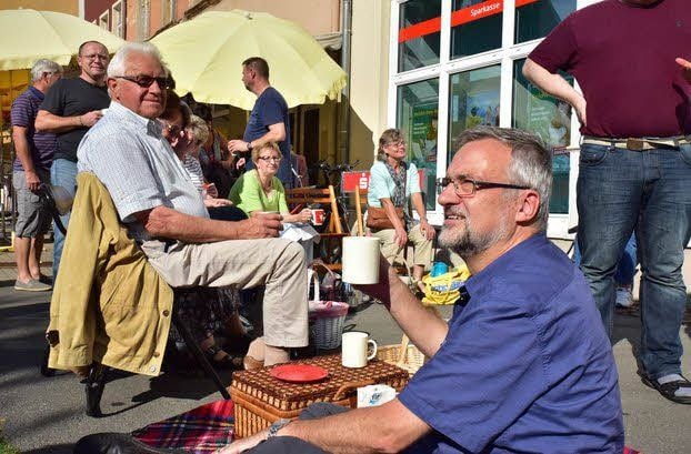 Frühstücken auf dem Weißenfelser Markt am Sonnabend.