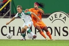 Ronaldinho versucht Bremens Clemens Fritz den Ball abzujagen. (Foto: dpa)