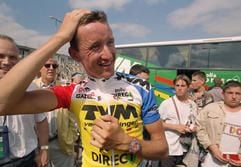 Das Archiv-Foto vom 3. Juli 1995 zeigt den dänischen Radprofi Jesper Skibby vom Team TVM nach der 2. Etappe der Tour de France in Vitre. (Foto: dpa)