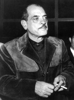 Das undatierte Archivbild zeigt den spanischen Filmregisseur Luis Buñuel. Gleich mit seinem ersten Film sorgte Bunuel (1900-1983) für einen Skandal. Nie zuvor waren derart grausige Bilder auf der Leinwand zu sehen gewesen wie 1929 in «Ein andalusischer Hund». (Foto: dpa)