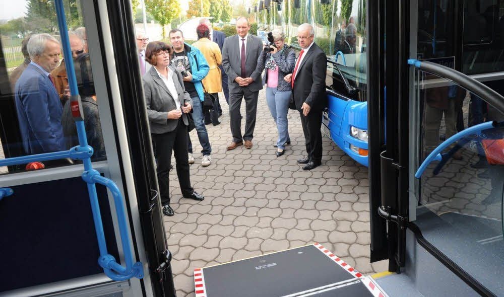 Die neuen Busse sind mit absenkbarem Boden und einer Rampe ausgestattet.