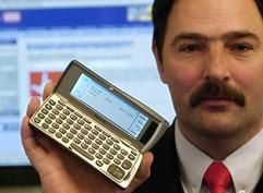 Der Zug-Chef des Berliner Ostbahnhofs, Hans-Joachim Schulz, präsentiert am Donnerstag (10.04.2003) in Berlin einen Kommunikator mit dem alle Zugchefs der der ICE und Intercity und die Kundenbetreuer in den Regionalzügen ausgerüstet werden. Damit können sie Informationen in das neue "ReisendenInformationsSystem" (RIS) eingeben und abrufen. Die Bahn investiert 220 Millionen Euro in das Datensystem mit dem die DB-Kunden schneller und zuverlässiger über Verspätungen, Anschlüsse und Reisealternativen informiert werden sollen. (Foto: dpa)