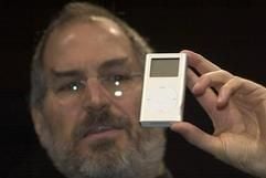 Apple-Chef Steve Jobs mit der Kleinversion des digitalen Musikplayers iPod. (Foto: dpa)