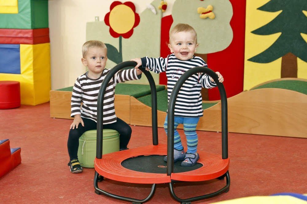 Fin und Ben auf dem Baby-Trampolin.