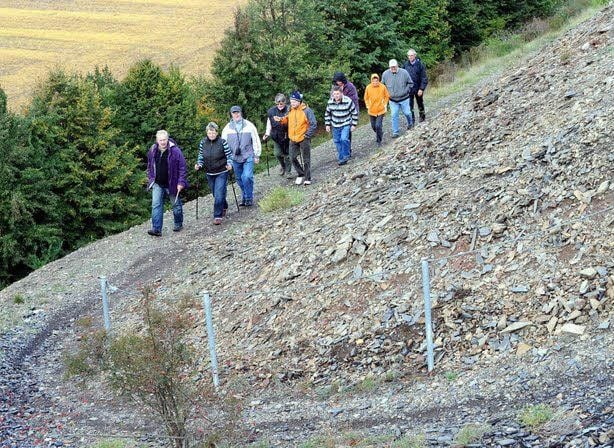 Die Bergwerksbahn bringt Material für den Bahnhof, von dem man künftig zur Aussichtsplattform laufen kann (v.l.).