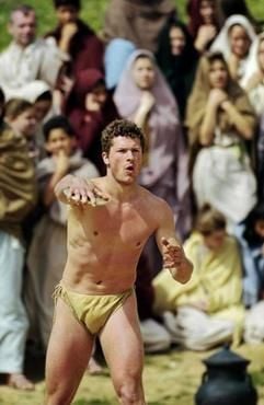 Der deutsche Fünfkämpfer Uwe Buchele wirft in einer Szene der Arte-Doku-Soap über die Olympischen Spiele in der Antike in Olympia, Griechenland, einen Diskus (undatiertes Foto). "Die Helden von Olympia" heißt eine zehnteilige Doku-Soap des deutsch-französchen Kultursenders Arte in Gemeinschaftsproduktion mit mehreren europäischen Fernsehsendern. Am Orginalschauplatz stellt der Sender die antiken Spiele nicht nur nach, sondern veranstaltet sie wirklich. Mannschaften aus Griechenland, Frankreich, Spanien, Italien und Deutschland treten gegeneinander an. Foto: Arte dpa (Foto: dpa)