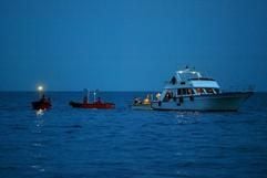 Ein Schiff der ägyptische Küstenwache und ein weiteres Boot mit Tauchern vor der Küste von Sharm EL Scheich. (Foto: dpa)