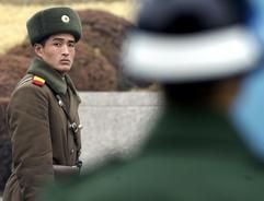 Nordkoreanischer Grenzsoldat. Mehr als sechs Millionen hungernde Nordkoreanerbekommen keine Nahrungsmittelhilfe mehr, weil internationaleSpenden ausbleiben. (Foto: dpa)