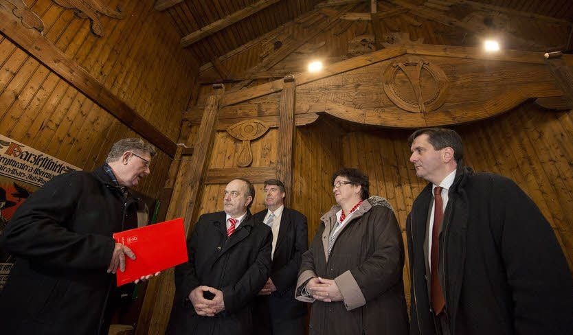 Fritz Nennhuber (links) erklärte den Förderern, wie wichtig die Restaurierung ist, da schon einige Stellen der Bilder keine Farbe mehr haben. Rechts: Bürgermeister Thomas Balcerowski.