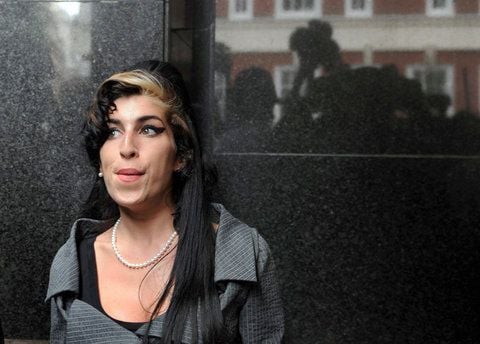Die britische Sängerin Amy Winehouse vor einem Gerichtsgebäude in London. (FOTO: DPA)