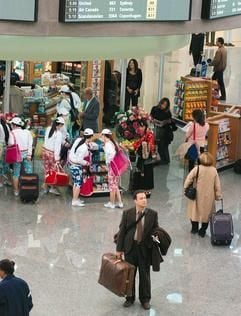 Tom Hanks in der Rolle des Victor Navorski steht in einer Szene des Kinofilms «Terminal» nach seiner Ankunft im New Yorker Kennedy Flughafen. Der Film erzählt die Geschichte eines Reisenden aus einer ehemaligen Sowjetrepublik, der bei seiner Ankunft in New York kein US-Visum erhält und auf dem Flughafen strandet. «Terminal» von Regisseur Steven Spielberg kommt am 07. Oktober 2004 in die deutschen Kinos. (Foto: dpa)