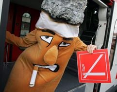 Eine lebensgroße Figur, die symbolisch den «letzten Raucher» darstellen soll, steht in einem Abteil eines Zuges im Bahnhof von Hannover. (Foto: dpa)