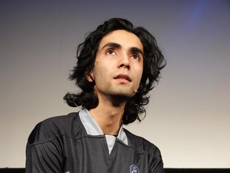 SumaiL, hier bei der Kinopremiere von „True Sight” Anfang 2020, hat ein neues Team. Foto: Benedikt Wenck/dpa