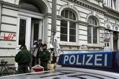 Polizisten stehen am Montag (11.12.2006) in Hamburg im Stadteil Altona (Ottensen) vor der Wohnung eines russischen Geschäftsmannes. Nach dem Fund von Spuren des radioaktiven Stoffes Polonium 210 in Norddeutschland ist am Montag (11.12.2006) ein Beamter des Scotland Yard in Hamburg eingetroffen. (Foto: dpa)