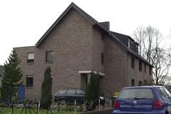 Vor dem Elternhaus des ermordeten Tom und seiner Schwester Sonja in Eschweiler steht am Mittwoch (02.04.2003) der Wagen eines Notfall-Seelsorgers. Die Kinder wurden seit Sonntag (30.03.2003) vermisst. Die Leiche des Jungen fand ein Spaziergänger am Montag, die vermisste Schwester wird von Hunderten Polizeikräften in Eschweiler und Umgebung gesucht. (Foto: dpa)