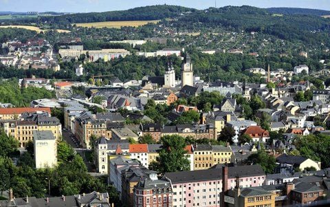 Blick auf das Stadtzentrum von Plauen im Vogtlandkreis (Sachsen). Mittendrin ragen als markante Punkte der Rathausturm und die zwei Türme der Johanniskirche empor. (FOTO: DPA)