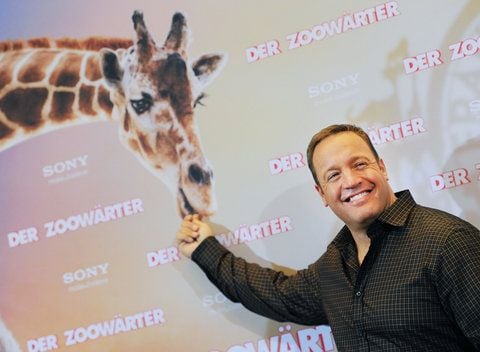 Der US-Schauspieler Kevin James posiert in Berlin beim Photocall zur Vorstellung seines neuen Films «Der Zoowärter» vor einem Filmplakat. (FOTO: DPA)