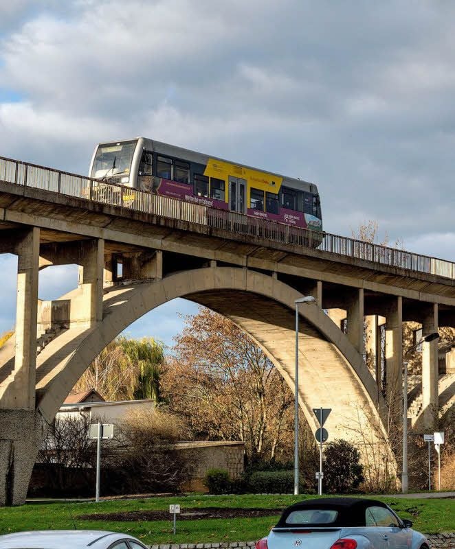 Ein Zug der Burgenlandbahn passiert Viadukt in Mücheln. Die Brücke ist das spektakulärste Bauwerk auf der Schienenstrecke nach Querfurt.