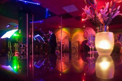 Ein Musiker spielt am Freitag in Leipzig in der Bar des Bordells Eros Centers «Haus am Wasserturm» bei einem Bordellkonzert des Forums Zeitgenössischer Musik (FZML) eine Oboe. (FOTO: DDP)