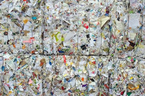 Altpapier liegt auf dem Gelände einer Papierfabrik. (FOTO: DPA)