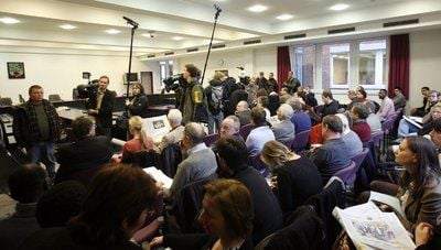 Blick vor Beginn in den Verhandlungssaal beim Prozess um den Feuertod des Asylbewerbers Oury Jalloh am 08.12.2008 im Landgericht in Dessau-Roßlau. (FOTO: DPA)