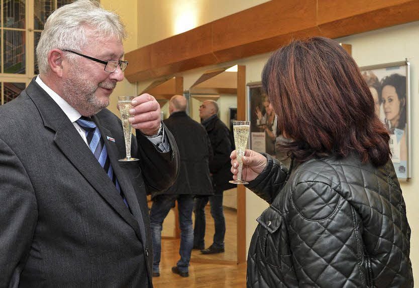 Darauf einen Siegersekt: Andreas Mrosek stößt mit AfD-Fraktionskollegin im Stadtrat Silke Benckenstein an.