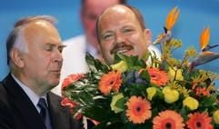 Thomas Webel, nimmt am Samstag (18.11.2006) während des CDU-Landesparteitages in Halle (Saale) die Glückwünsche zu seiner erneuten Wahl zum CDU-Landesvorsitzenden Sachsen-Anhalts vom Ministerpräsidenten Wolfgang Böhmer (l./CDU) entgegen. (Foto: dpa)