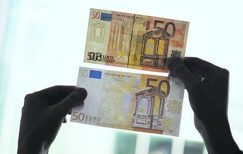 Bei Falschgeld fehlen oft wichtige Sicherheitsmerkmale wie Wasserzeichen oder Sicherheitsstreifen. Im Gegenlicht kann man dies leicht erkennen.
