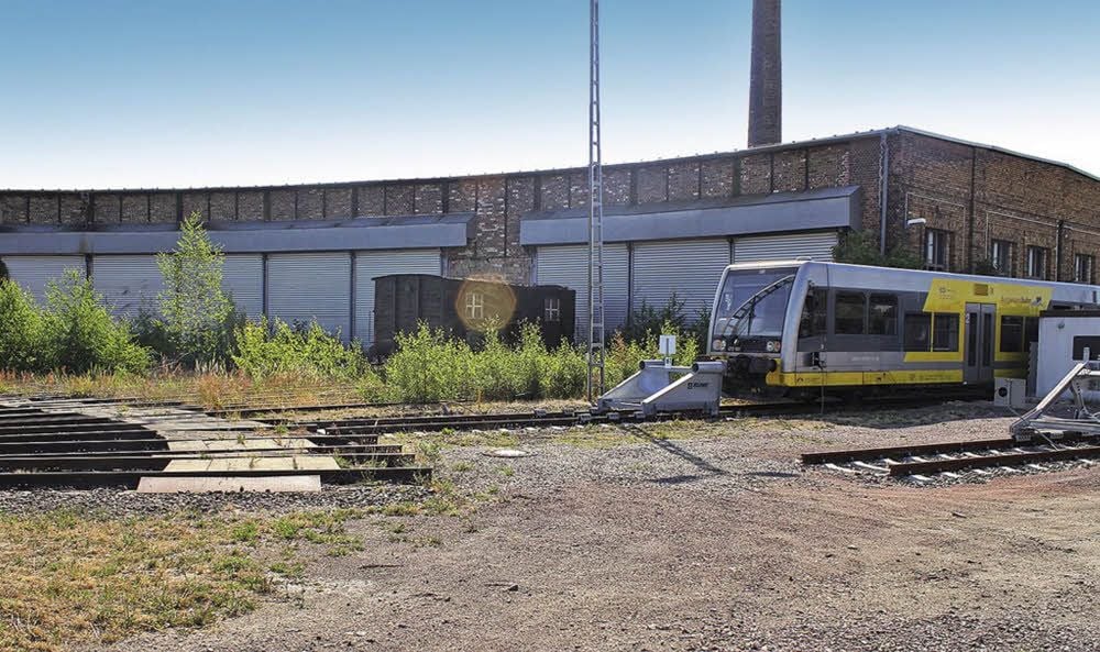 Auf dem Gelände tut sich schon seit Jahren nichts mehr. Nebenan parken die Triebwagen der Burgenlandbahn.