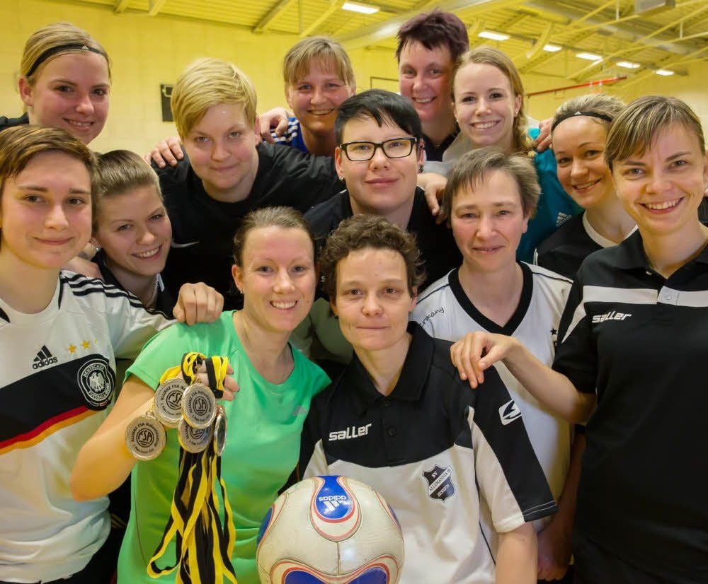 Die Fußballerinnen der SG Dabrun-Jessen sind aktuell Erster in der Regionalklasse und haben bei den Hallen-Landesmeisterschaften in Wettin die Sensation beim Sechs-Meter-Schießen knapp verpasst.