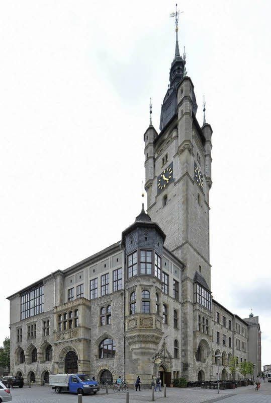 Das Rathaus in der Zerbster Straße 4 in Dessau, 1910 erbaut nach Plänen der Architekten Reinhardt und Süßenguth aus Charlottenburg, ist Sitz der Stadtverwaltung von Dessau-Roßlau.