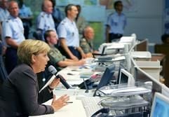 Bundeskanzlerin Angela Merkel spricht am Mittwoch (26. Juli) in Geltow (Potsdam-Mittelmark) beim Besuch des Einsatzführungskommandos der Bundeswehr per Videokonferenz mit Soldaten im Camp Marmal in Masar-i-Sharif im Norden Afghanistans. (Foto: dpa)