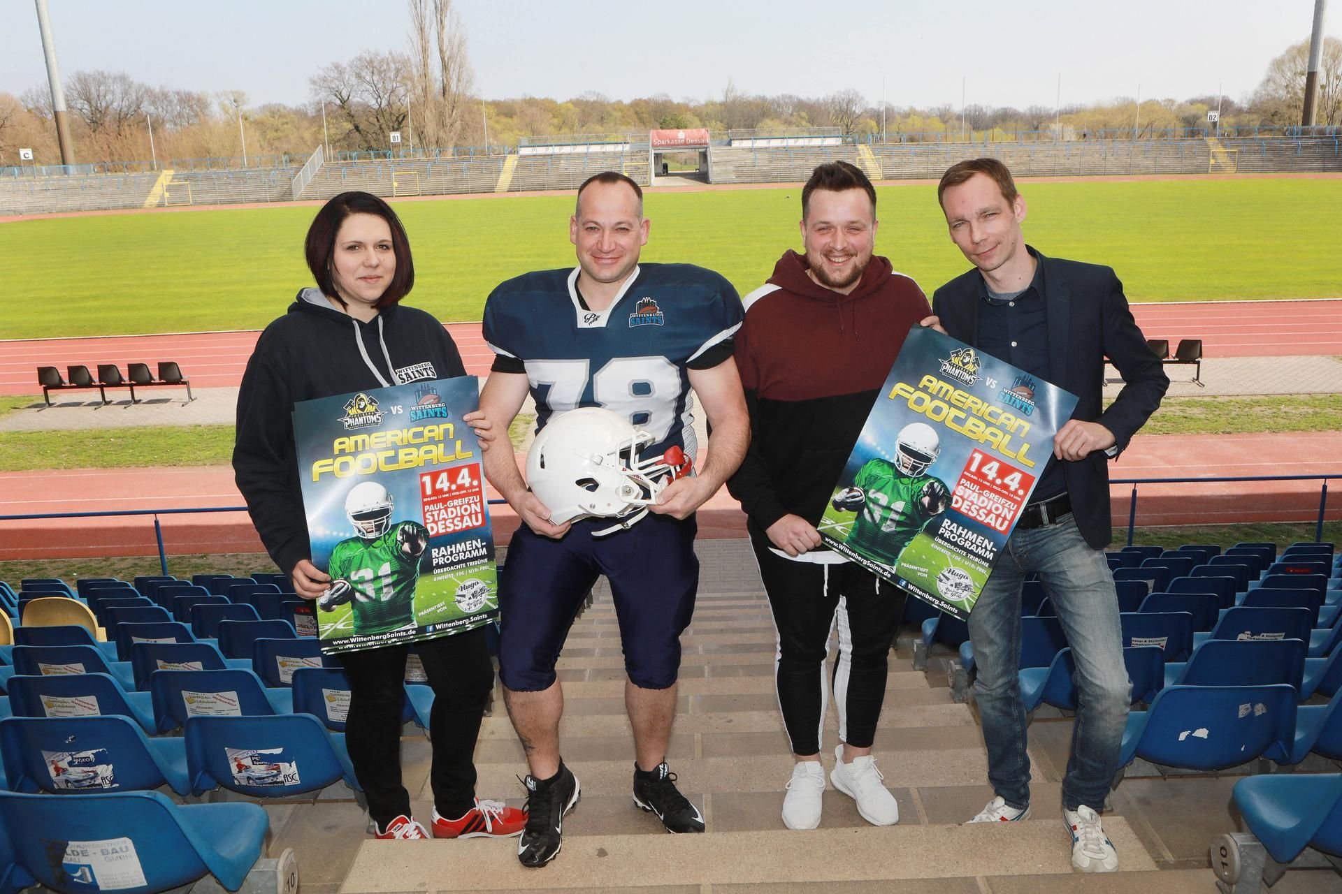 Teammangerin Ulrike Helmbold, Lineman Richard Baumann und Linebacker Nico Weiland von den Wittenberg Saints, zusammen mit Benjamin Völker, Referatsleiter Sportförderung der Stadt Dessau-Roßlau (v.l.n.r.).