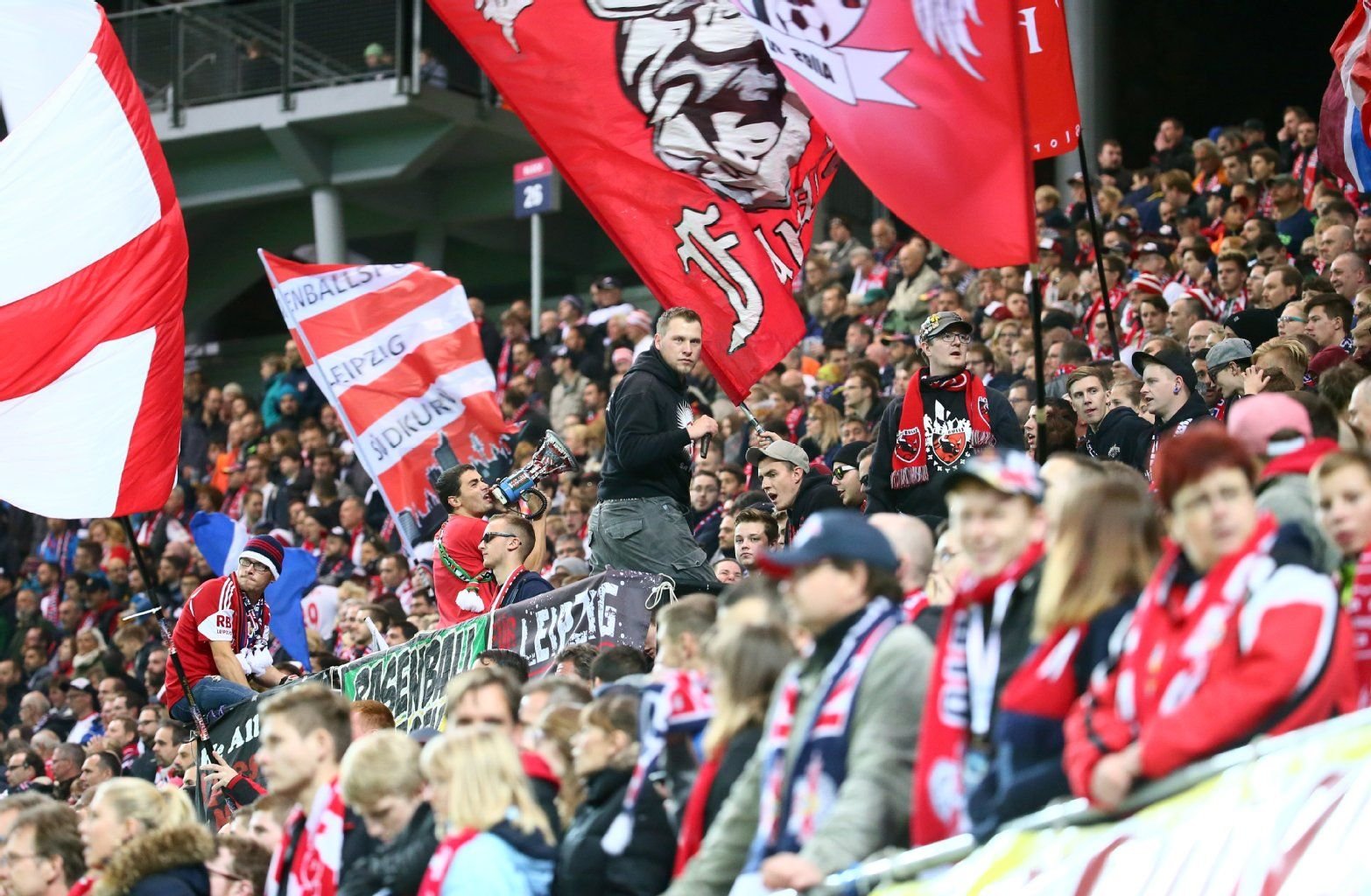 Die Fankurve von Rasenballsport Leipzig in Sektor B gibt den Takt vor.