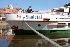 Sabine Freise, Schiffsführerin der MS «Saaletal», steht an der Reling ihres Fahrgastschiffes in Halle (Saale). (Foto: dpa)