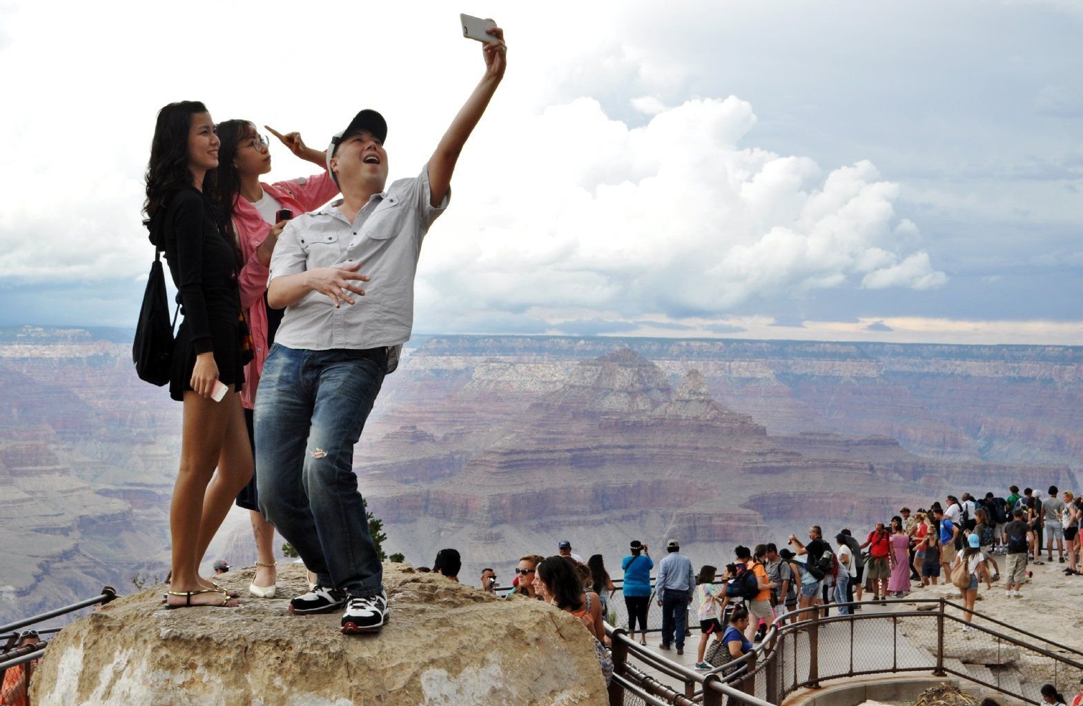 Touristen machen ein Selfie im Grand Canyon Nationalpark. (Symbolbild)